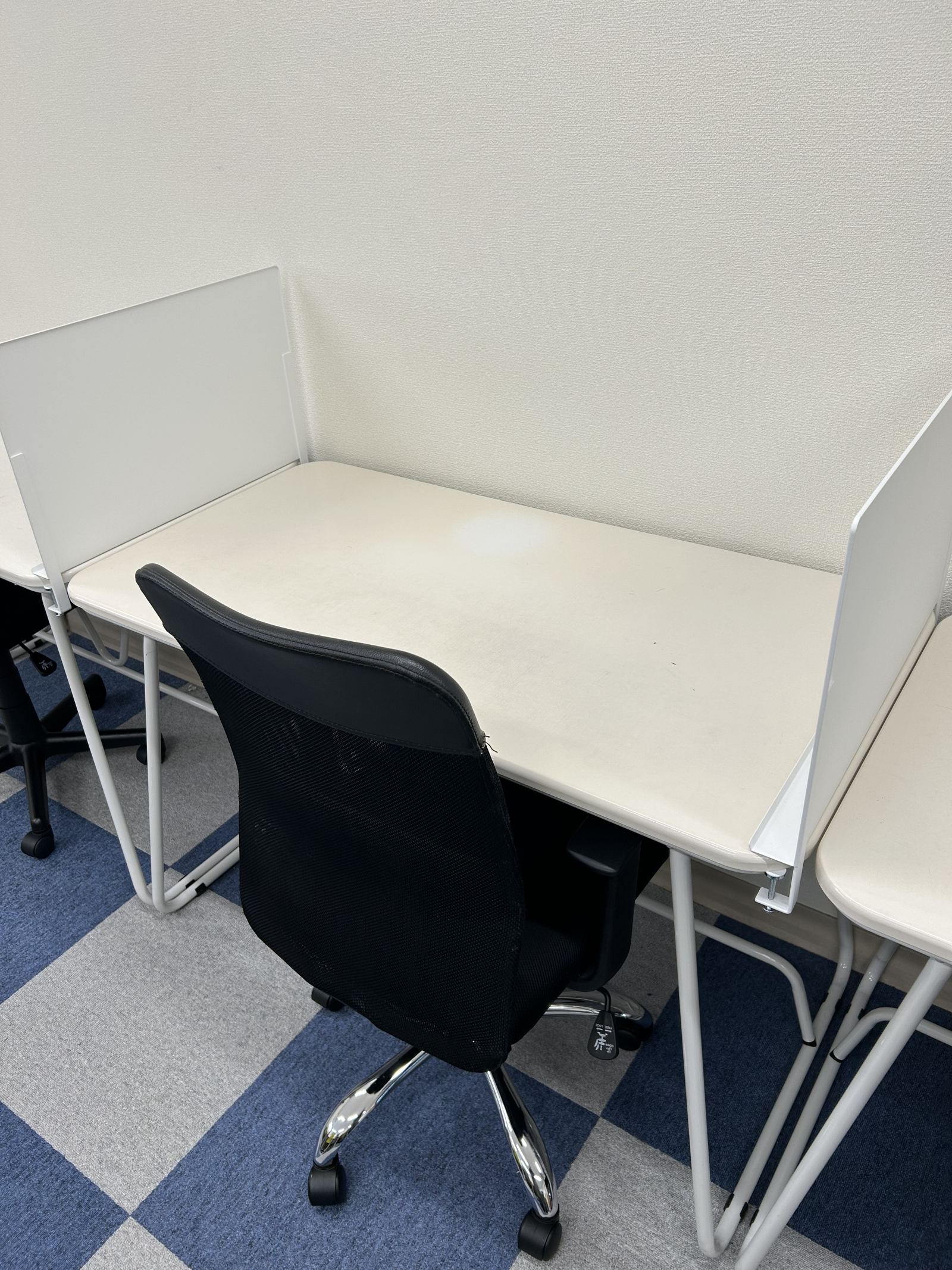 青い仕切りで区切られた集中ブース