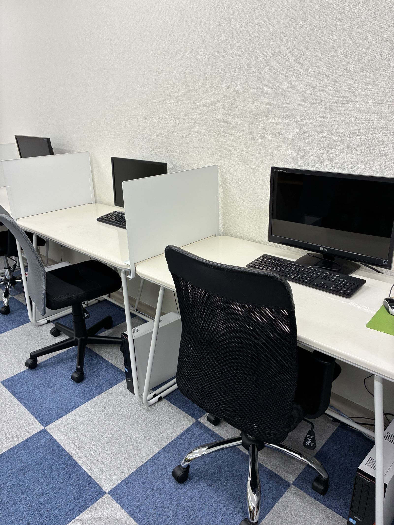 木目調の机とデスクライトのある席