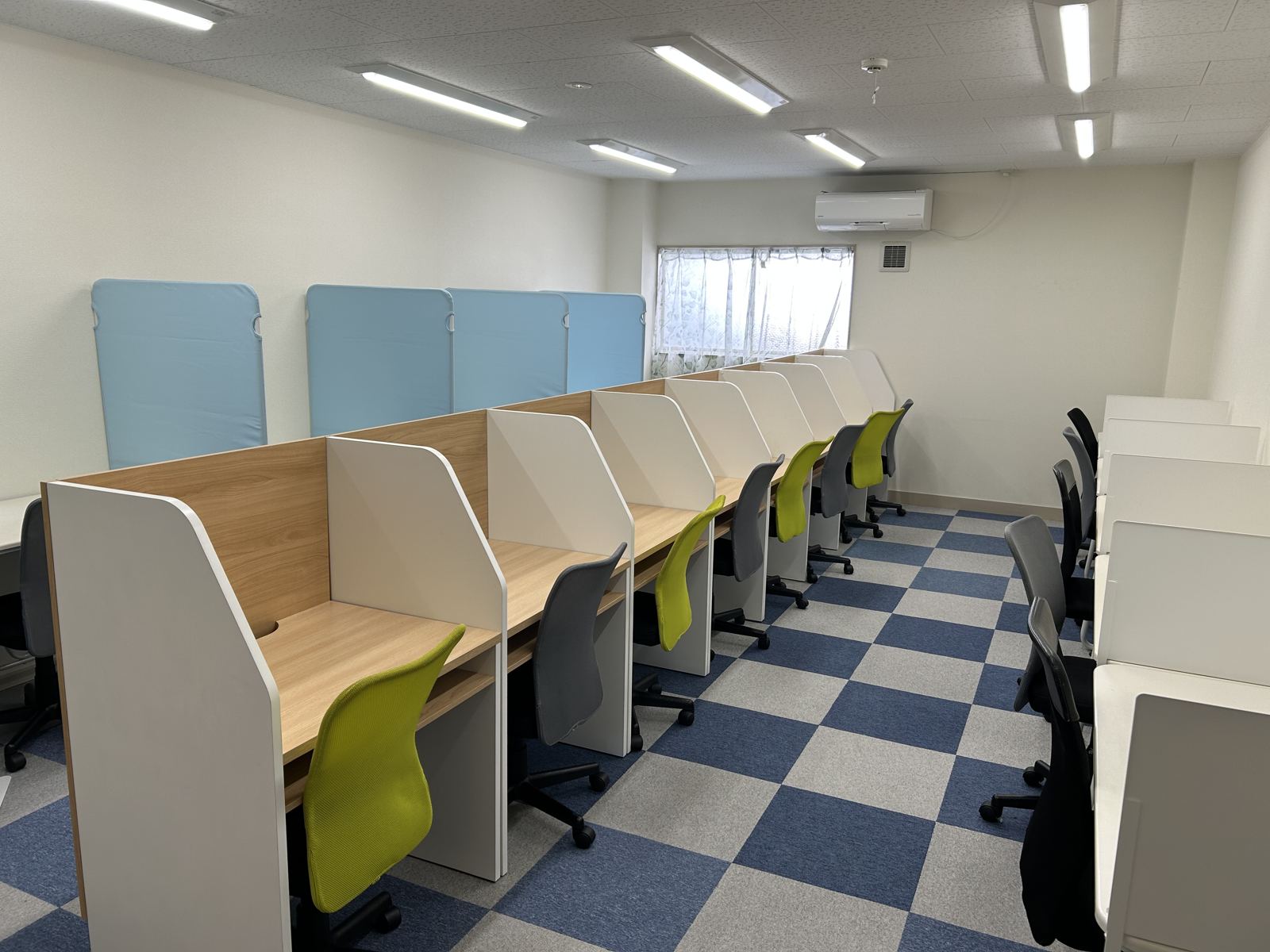 仕切りで区切られた自習室内の座席が並ぶ様子